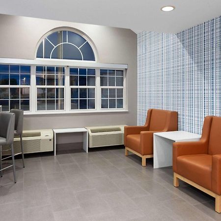 Microtel Inn By Wyndham Janesville Bagian luar foto