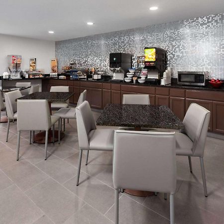 Microtel Inn By Wyndham Janesville Bagian luar foto