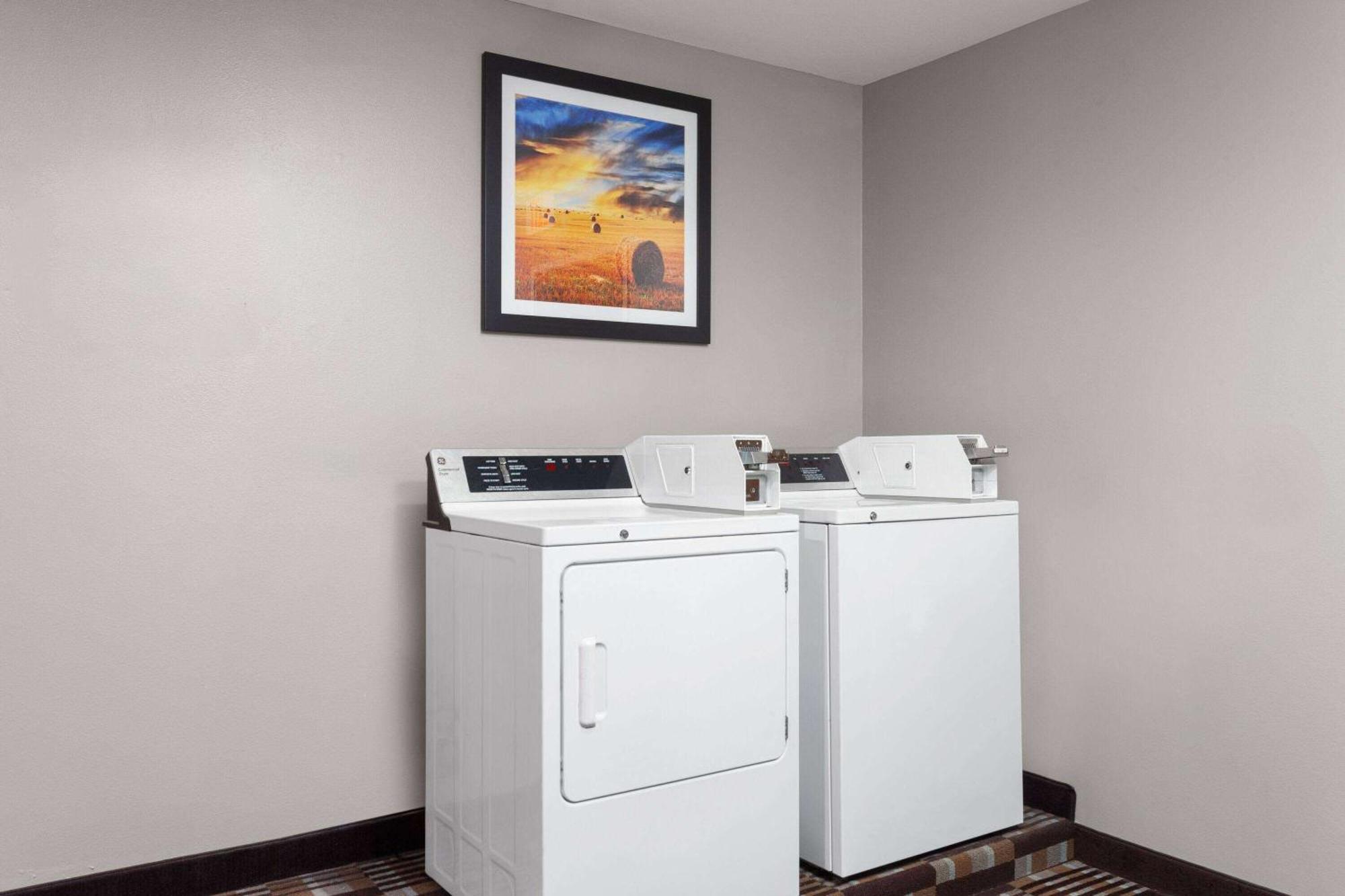 Microtel Inn By Wyndham Janesville Bagian luar foto