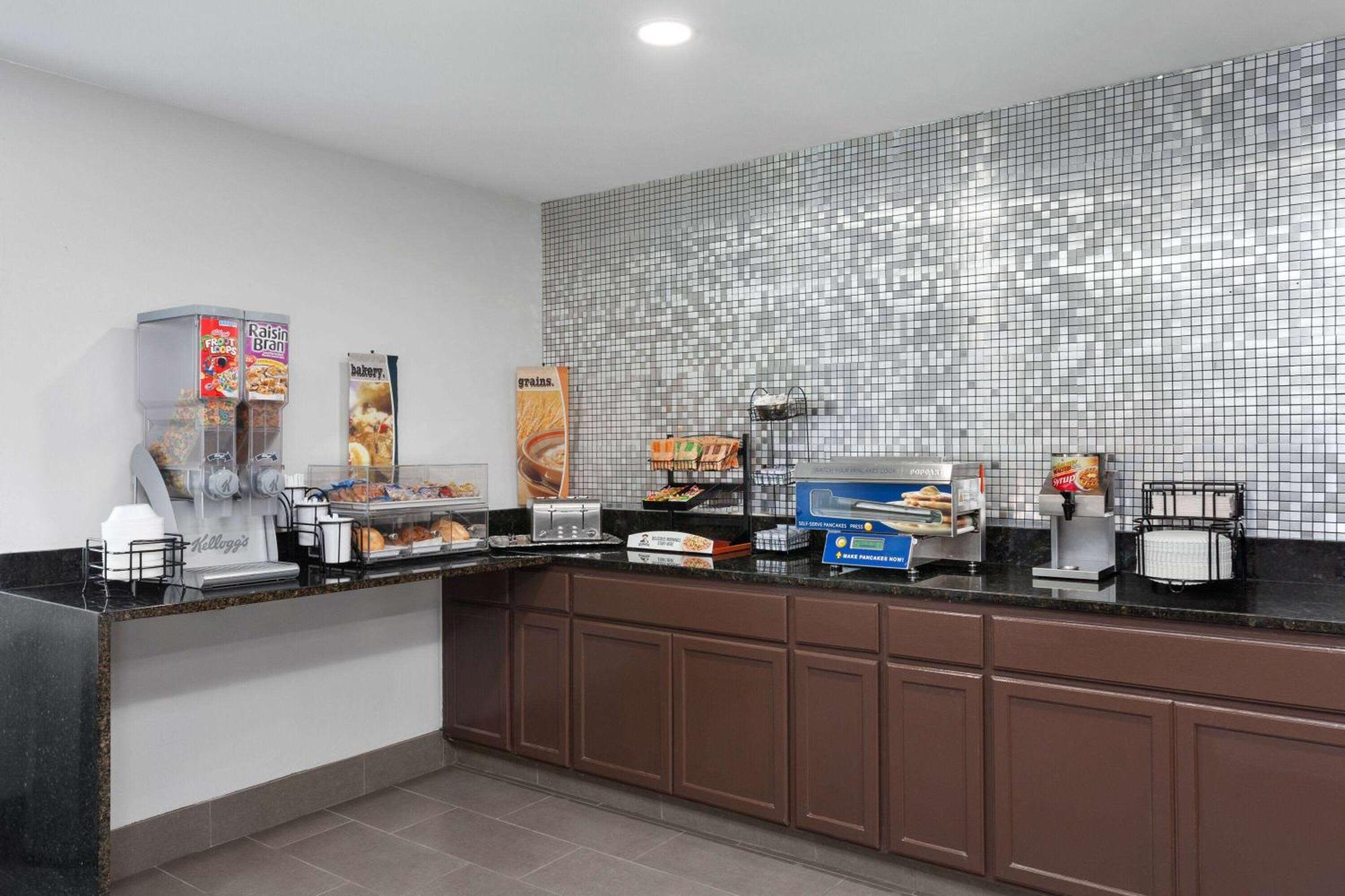 Microtel Inn By Wyndham Janesville Bagian luar foto