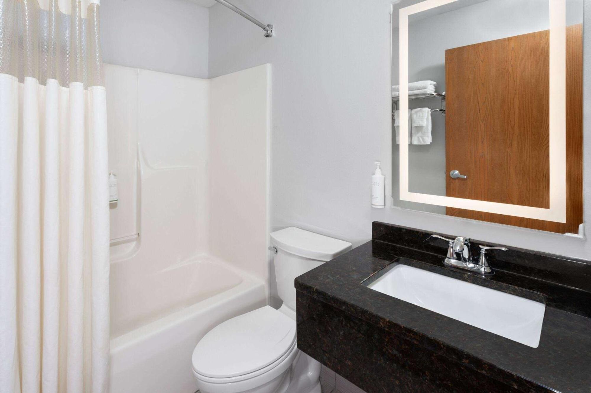 Microtel Inn By Wyndham Janesville Bagian luar foto