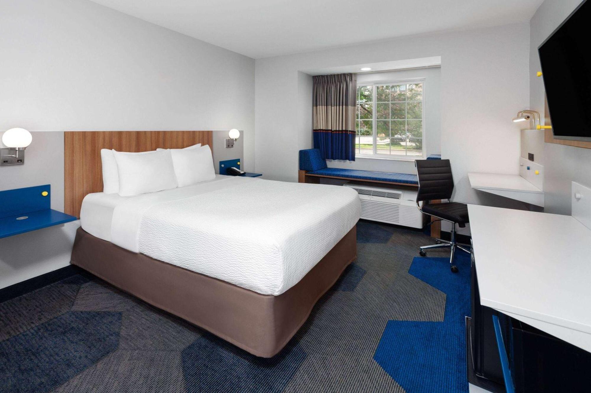 Microtel Inn By Wyndham Janesville Bagian luar foto