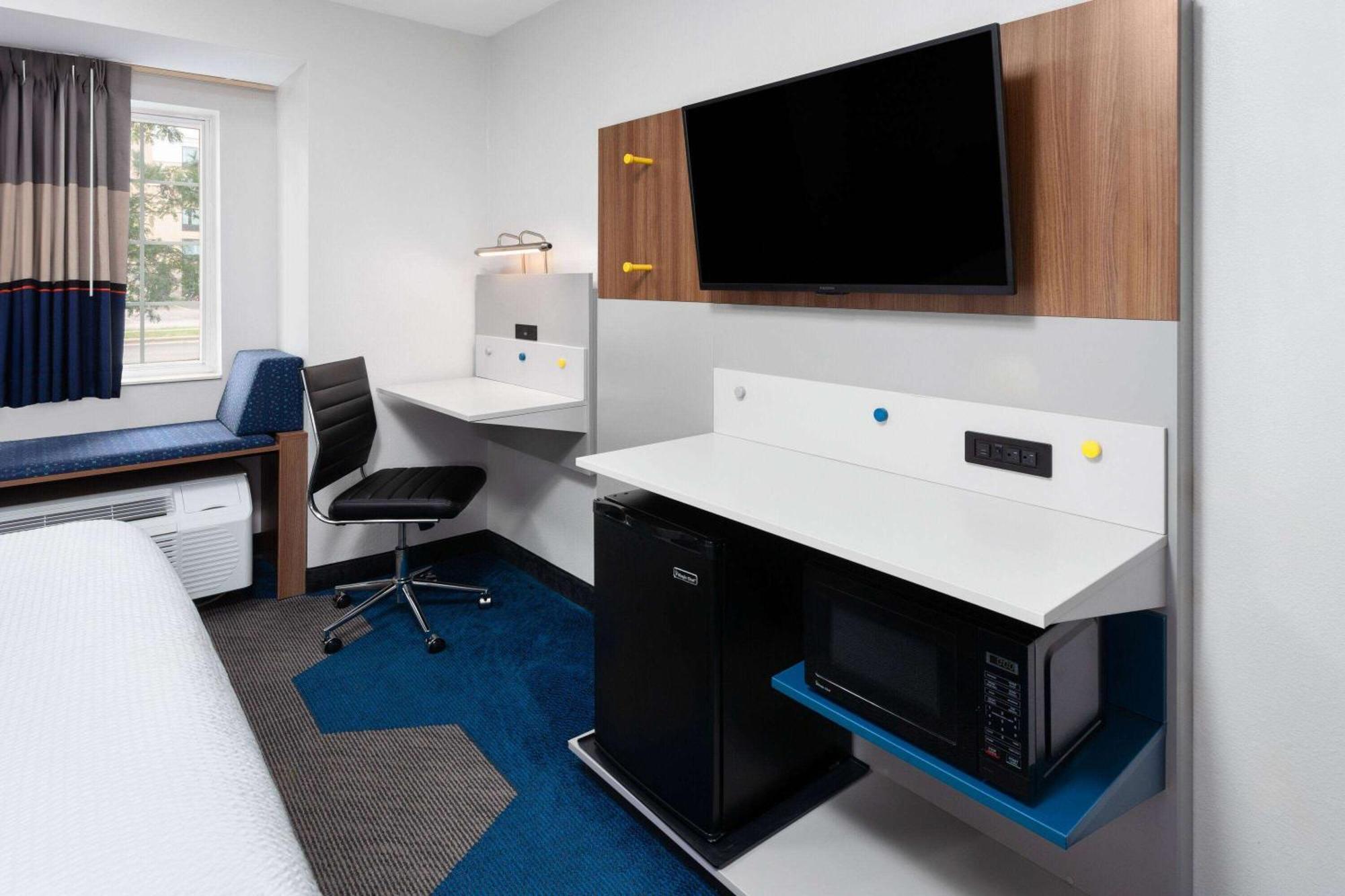 Microtel Inn By Wyndham Janesville Bagian luar foto