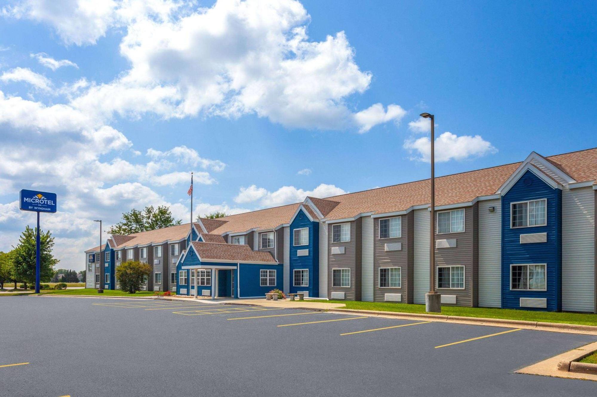 Microtel Inn By Wyndham Janesville Bagian luar foto