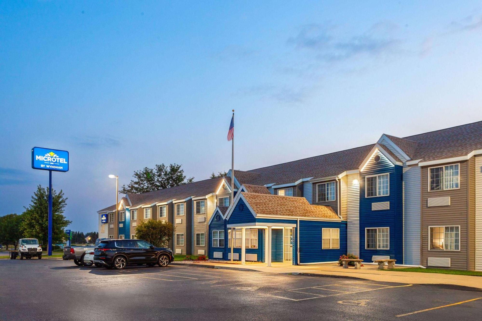 Microtel Inn By Wyndham Janesville Bagian luar foto