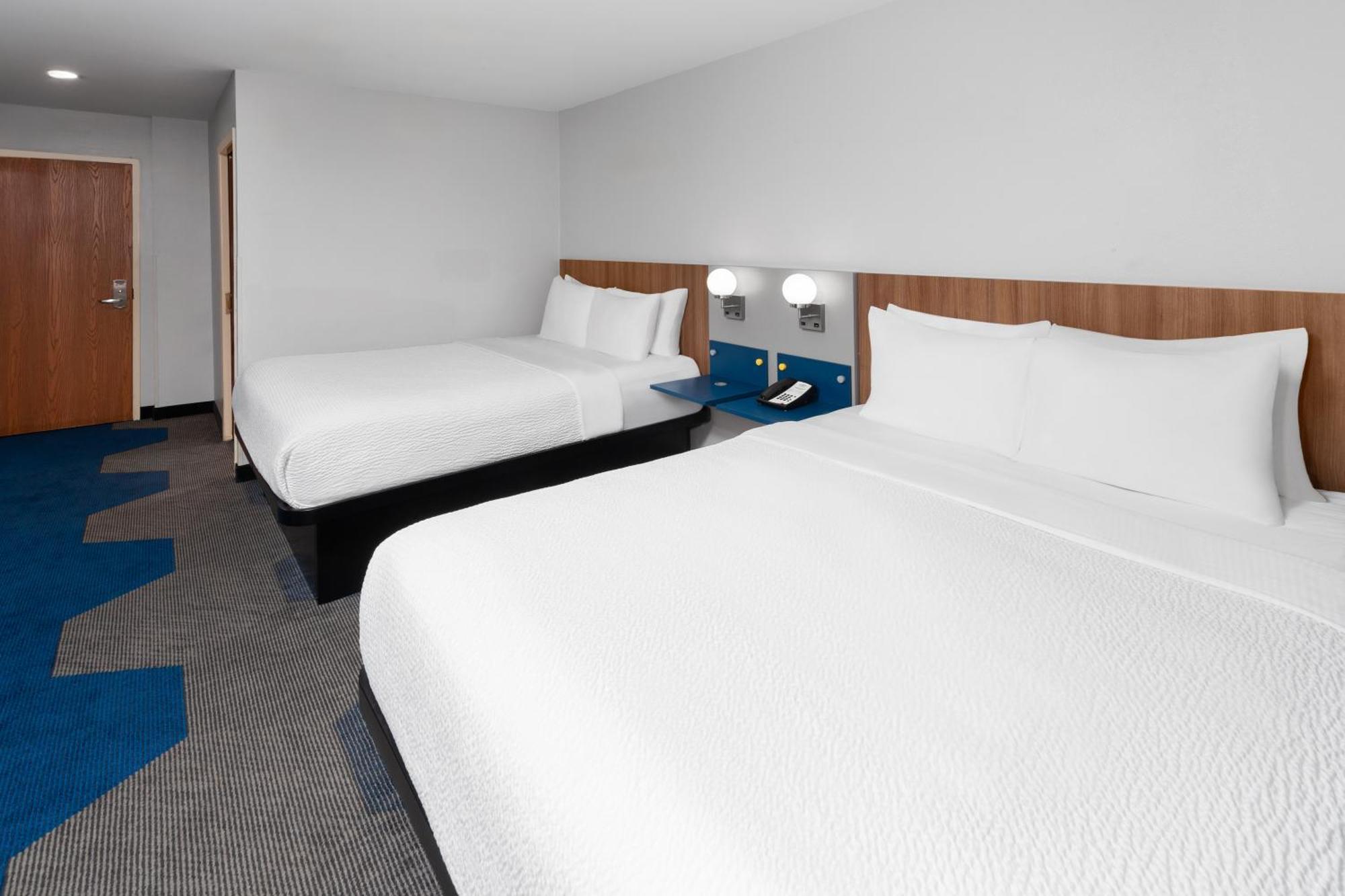 Microtel Inn By Wyndham Janesville Bagian luar foto